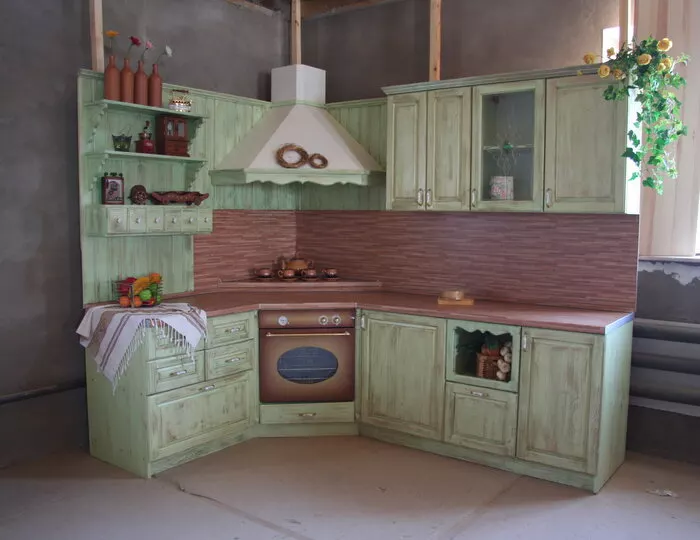 Зелёная угловая кухня под старину с витражным стеклом